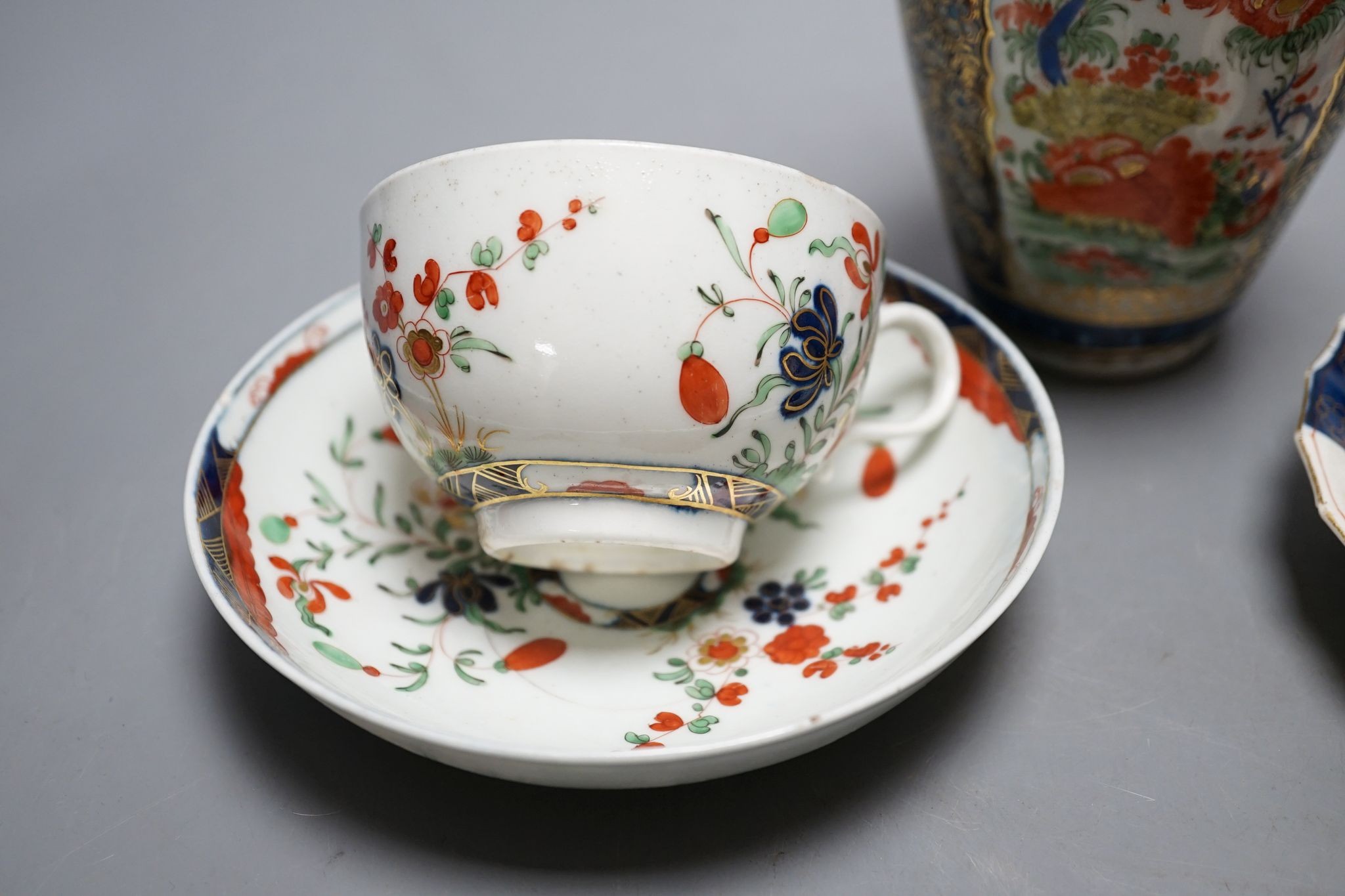 A Worcester kakiemon-style vase and two similar cups and saucers, circa 1775–80